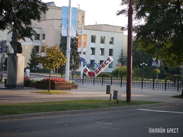 Брестчанам предлагают поделиться идеями: какой должна быть скульптура «Брест театральный» Брестчанам предлагают поделиться идеями: какой должна быть скульптура «Брест театральный»