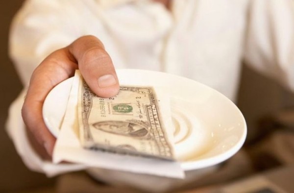 Посетители поели на 1500 рублей и ушли, а заплатили официанты. Как этого избежать, объясняет юрист Посетители поели на 1500 рублей и ушли, а заплатили официанты. Как этого избежать, объясняет юрист