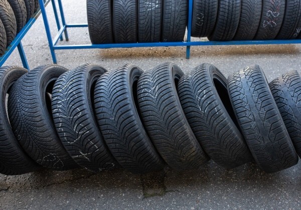 «В Германии они стоят 5 евро». Откровенный разговор с продавцом бэушных шин «В Германии они стоят 5 евро». Откровенный разговор с продавцом бэушных шин