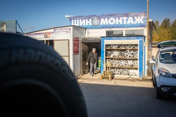 «В Германии они стоят 5 евро». Откровенный разговор с продавцом бэушных шин «В Германии они стоят 5 евро». Откровенный разговор с продавцом бэушных шин