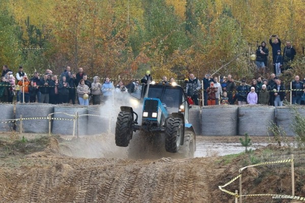 Такого вы еще не видели! Под Минском прошли гонки на тракторах Такого вы еще не видели! Под Минском прошли гонки на тракторах