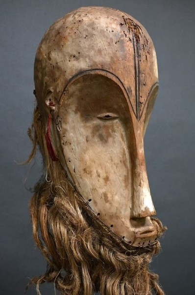 Семья продала старую маску за €150, а покупатель вскоре ее перепродал за €4,2 миллиона Семья продала старую маску за €150, а покупатель вскоре ее перепродал за €4,2 миллиона