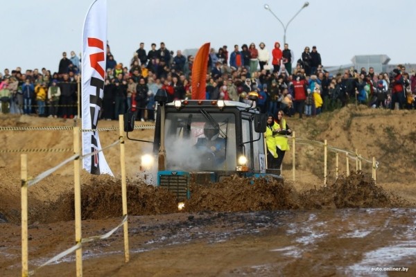 Такого вы еще не видели! Под Минском прошли гонки на тракторах Такого вы еще не видели! Под Минском прошли гонки на тракторах