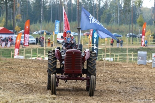 Такого вы еще не видели! Под Минском прошли гонки на тракторах Такого вы еще не видели! Под Минском прошли гонки на тракторах