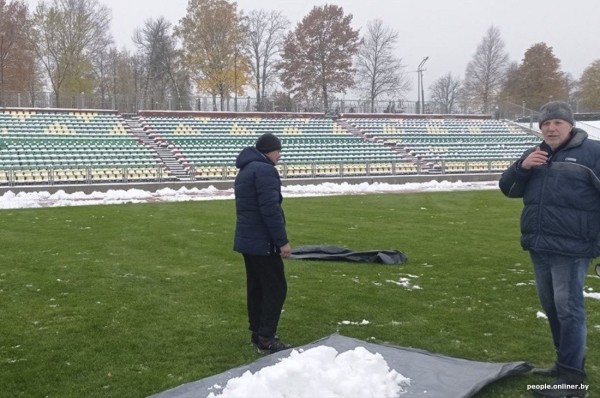 Стадион в Новополоцке перед матчем засыпало снегом — расчистить помогли болельщики Стадион в Новополоцке перед матчем засыпало снегом — расчистить помогли болельщики