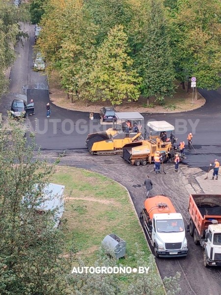 Во дворах Гродно асфальт кладут вокруг машины, которую так и не убрал владелец Во дворах Гродно асфальт кладут вокруг машины, которую так и не убрал владелец