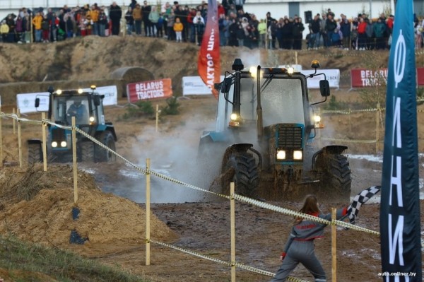 Такого вы еще не видели! Под Минском прошли гонки на тракторах Такого вы еще не видели! Под Минском прошли гонки на тракторах