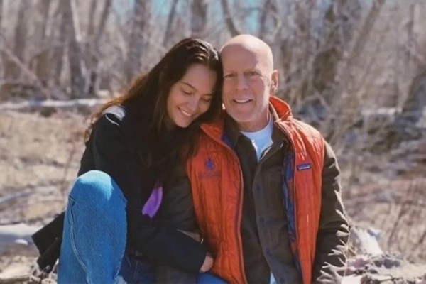 Брюс Уиллис перестал читать и разговаривать из-за деменции. О состоянии актера рассказал его друг Брюс Уиллис перестал читать и разговаривать из-за деменции. О состоянии актера рассказал его друг