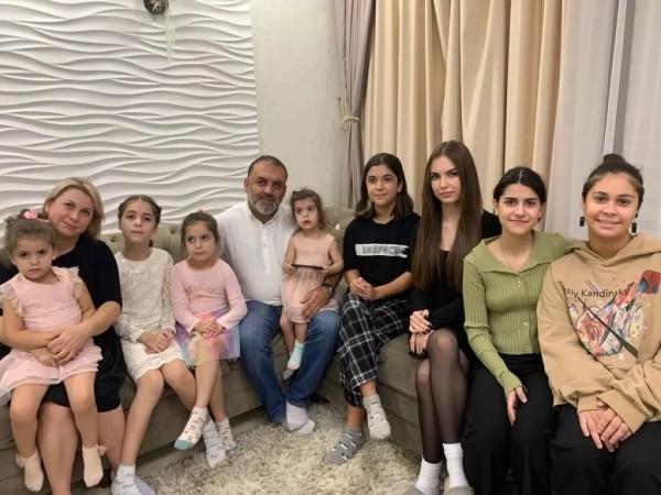 Семья белоруски и иранца: восемь дочерей и платья на каждую годовщину свадьбы Семья белоруски и иранца: восемь дочерей и платья на каждую годовщину свадьбы