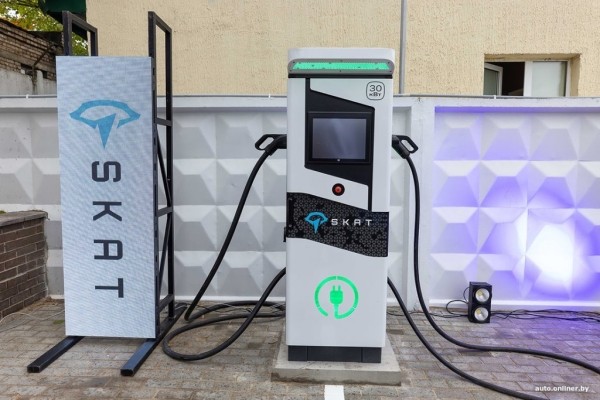 В Беларуси появился новый бренд ЭЗС. Первую станцию открыли в Колодищах В Беларуси появился новый бренд ЭЗС. Первую станцию открыли в Колодищах