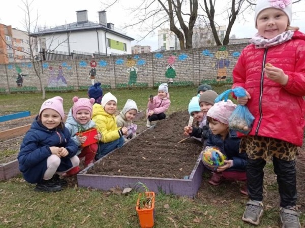 Какими работами по благоустройству заняты работники и воспитанники учреждений образования Ленинского района г. Бреста?