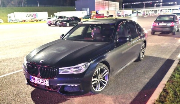 Этот BMW 7 угнали в Германии в субботу, а в понедельник на нем уже въезжали в Беларусь. Не вышло Этот BMW 7 угнали в Германии в субботу, а в понедельник на нем уже въезжали в Беларусь. Не вышло