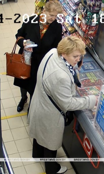 Милиция устанавливает личности женщин. Находились в магазине на Советской в Бресте Милиция устанавливает личности женщин. Находились в магазине на Советской в Бресте
