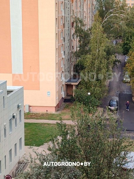 Во дворах Гродно асфальт кладут вокруг машины, которую так и не убрал владелец Во дворах Гродно асфальт кладут вокруг машины, которую так и не убрал владелец