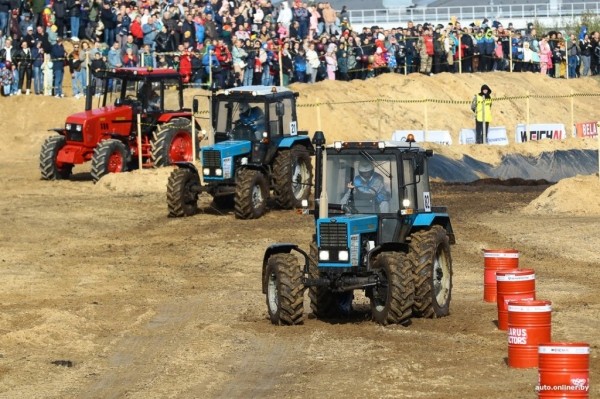 Такого вы еще не видели! Под Минском прошли гонки на тракторах Такого вы еще не видели! Под Минском прошли гонки на тракторах