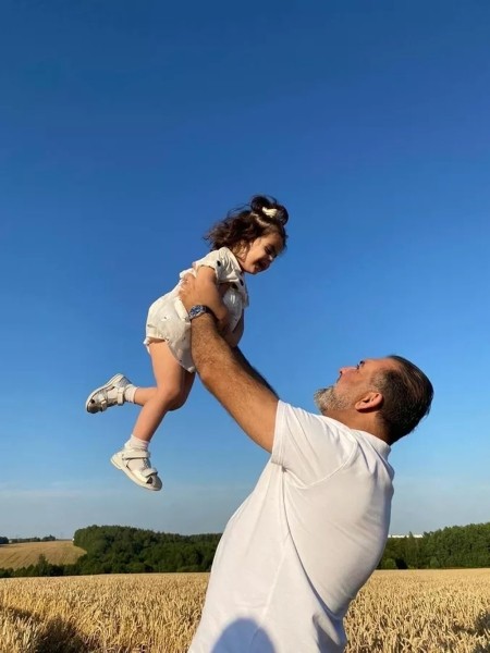 Семья белоруски и иранца: восемь дочерей и платья на каждую годовщину свадьбы Семья белоруски и иранца: восемь дочерей и платья на каждую годовщину свадьбы