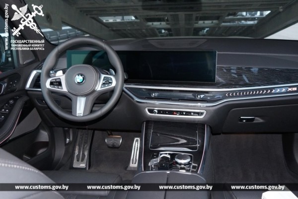 Через границу пытались провезти BMW примерно за 240 000 рублей. Стоимость оказалась занижена Через границу пытались провезти BMW примерно за 240 000 рублей. Стоимость оказалась занижена