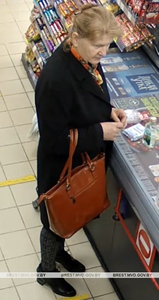 Милиция устанавливает личности женщин. Находились в магазине на Советской в Бресте Милиция устанавливает личности женщин. Находились в магазине на Советской в Бресте