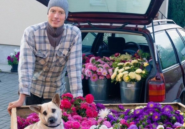 Брестчанин превратил VW Passat (B4) в «кветкамобиль» Брестчанин превратил VW Passat (B4) в «кветкамобиль»