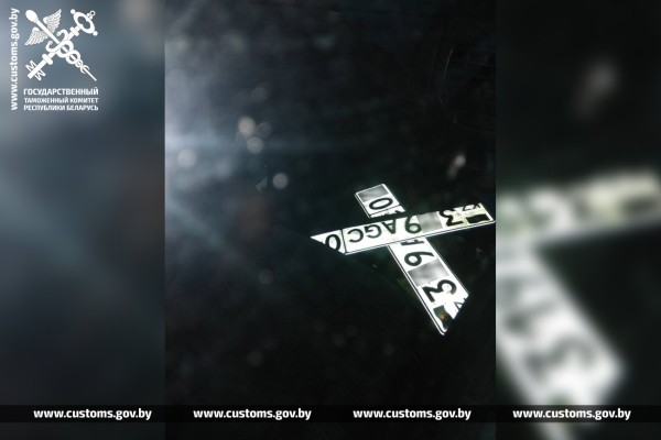 В Литве меняли VIN, а в Беларуси искали тех, кто перевезет машины через границу. Раскрыта преступная схема ввоза авто