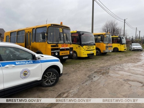 ГАИ проверила готовность школьных автобусов в агрогородке под Брестом ГАИ проверила готовность школьных автобусов в агрогородке под Брестом