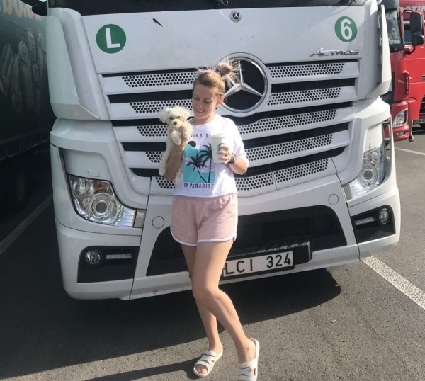 «Первое время работа вместе была адом!» Супруги пятый год живут в тесной кабине фуры и завели ещё собаку «Первое время работа вместе была адом!» Супруги пятый год живут в тесной кабине фуры и завели ещё собаку