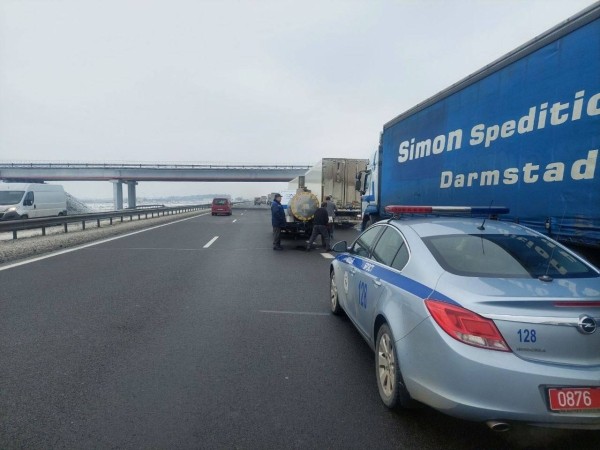 Дальнобойщикам возле Бреста пришли на помощь Дальнобойщикам возле Бреста пришли на помощь