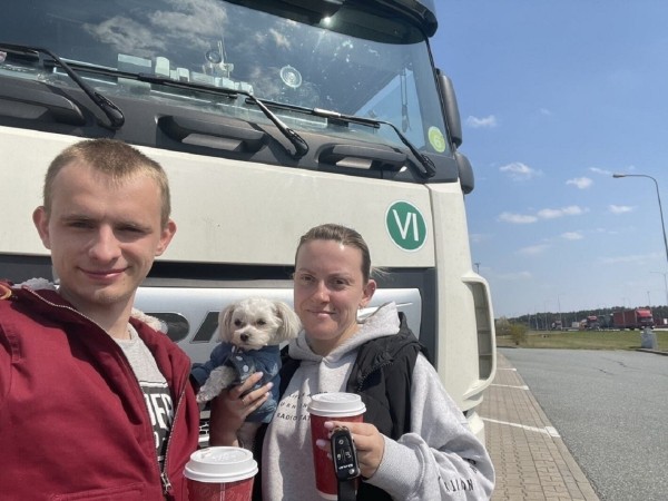 «Первое время работа вместе была адом!» Супруги пятый год живут в тесной кабине фуры и завели ещё собаку «Первое время работа вместе была адом!» Супруги пятый год живут в тесной кабине фуры и завели ещё собаку