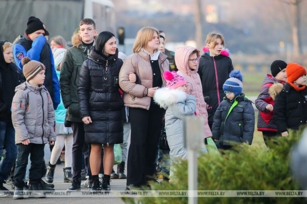 Под шубой у Деда Мороза - тельняшка. Десантники устроили праздник ребятам из Кобринской детской деревни Под шубой у Деда Мороза - тельняшка. Десантники устроили праздник ребятам из Кобринской детской деревни