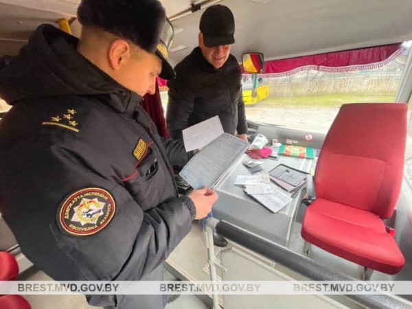 ГАИ проверила готовность школьных автобусов в агрогородке под Брестом ГАИ проверила готовность школьных автобусов в агрогородке под Брестом