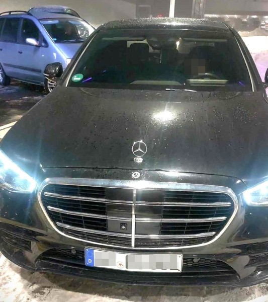 В Беларусь везли премиальный Mercedes, который уже месяц искала полиция Германии В Беларусь везли премиальный Mercedes, который уже месяц искала полиция Германии