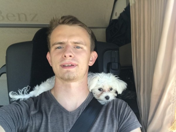 «Первое время работа вместе была адом!» Супруги пятый год живут в тесной кабине фуры и завели ещё собаку «Первое время работа вместе была адом!» Супруги пятый год живут в тесной кабине фуры и завели ещё собаку