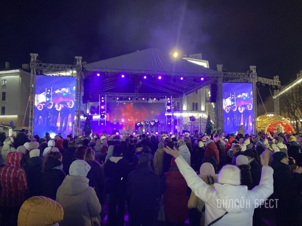 В Бресте зажгли главную елку города