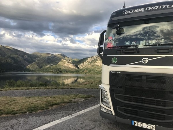 «Первое время работа вместе была адом!» Супруги пятый год живут в тесной кабине фуры и завели ещё собаку «Первое время работа вместе была адом!» Супруги пятый год живут в тесной кабине фуры и завели ещё собаку