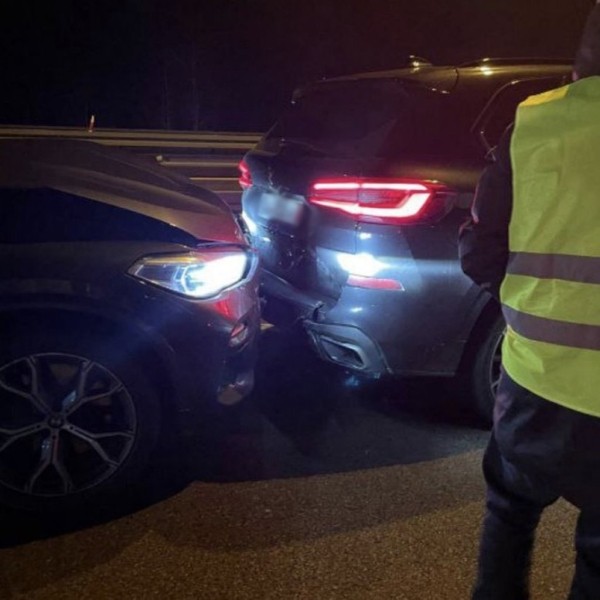 На польской границе водитель Audi пытался вклиниться в очередь и усадил человека на капот