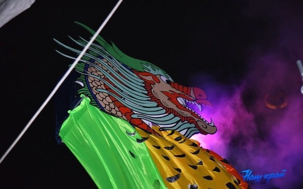 Такого еще не было. Огни на барановичской елке зажег огромный дракон Такого еще не было. Огни на барановичской елке зажег огромный дракон