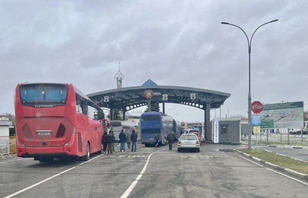 «Сейчас прайс за место — $500». Что происходит на границе накануне новогодних праздников «Сейчас прайс за место — $500». Что происходит на границе накануне новогодних праздников