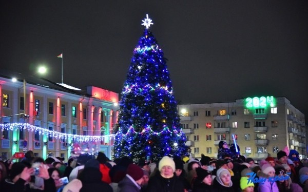 Такого еще не было. Огни на барановичской елке зажег огромный дракон Такого еще не было. Огни на барановичской елке зажег огромный дракон