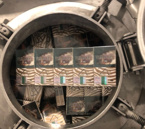 Таможня Литвы нашла в бензовозе белорусские сигареты на €2 млн Таможня Литвы нашла в бензовозе белорусские сигареты на €2 млн