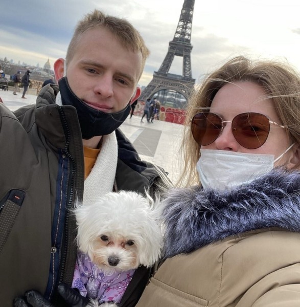 «Первое время работа вместе была адом!» Супруги пятый год живут в тесной кабине фуры и завели ещё собаку «Первое время работа вместе была адом!» Супруги пятый год живут в тесной кабине фуры и завели ещё собаку