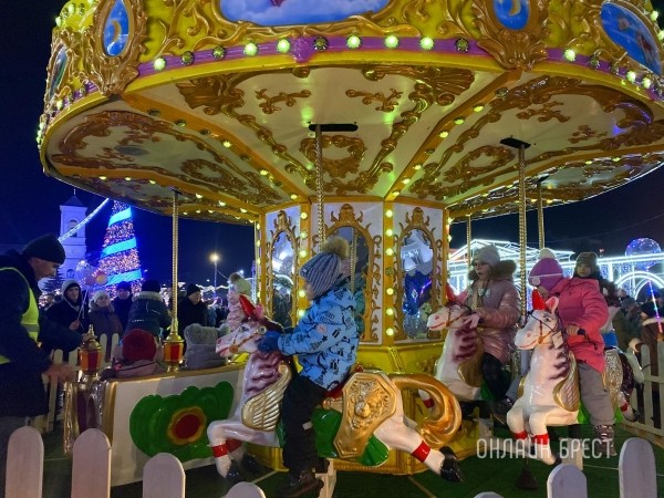 В Бресте зажгли главную елку города