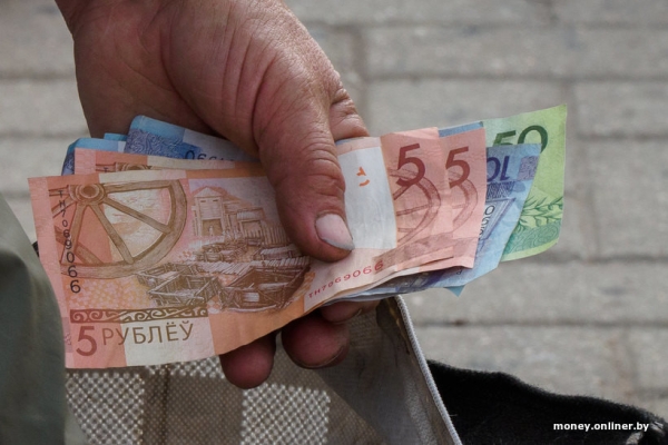 Горе-отцы на улице просят прохожих купить банку детского питания, но затем хотят денег Горе-отцы на улице просят прохожих купить банку детского питания, но затем хотят денег