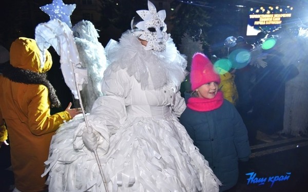 Такого еще не было. Огни на барановичской елке зажег огромный дракон Такого еще не было. Огни на барановичской елке зажег огромный дракон