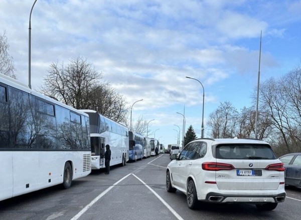 «Сейчас прайс за место — $500». Что происходит на границе накануне новогодних праздников «Сейчас прайс за место — $500». Что происходит на границе накануне новогодних праздников