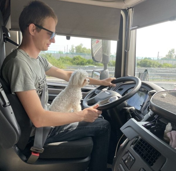 «Первое время работа вместе была адом!» Супруги пятый год живут в тесной кабине фуры и завели ещё собаку «Первое время работа вместе была адом!» Супруги пятый год живут в тесной кабине фуры и завели ещё собаку