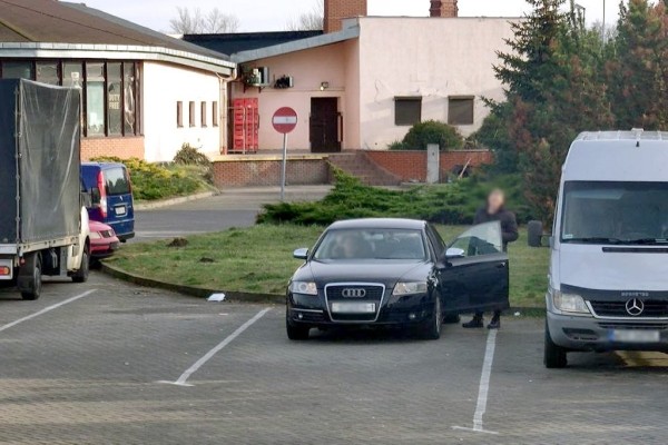 На польской границе водитель Audi пытался вклиниться в очередь и усадил человека на капот