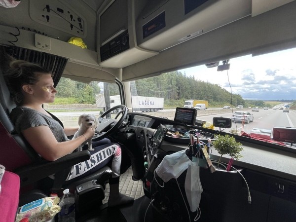 «Первое время работа вместе была адом!» Супруги пятый год живут в тесной кабине фуры и завели ещё собаку «Первое время работа вместе была адом!» Супруги пятый год живут в тесной кабине фуры и завели ещё собаку