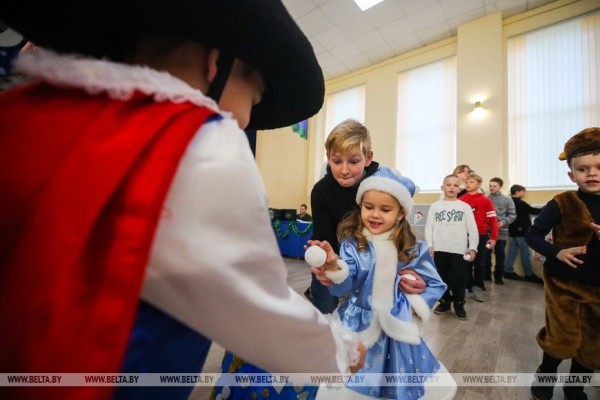 Под шубой у Деда Мороза - тельняшка. Десантники устроили праздник ребятам из Кобринской детской деревни Под шубой у Деда Мороза - тельняшка. Десантники устроили праздник ребятам из Кобринской детской деревни