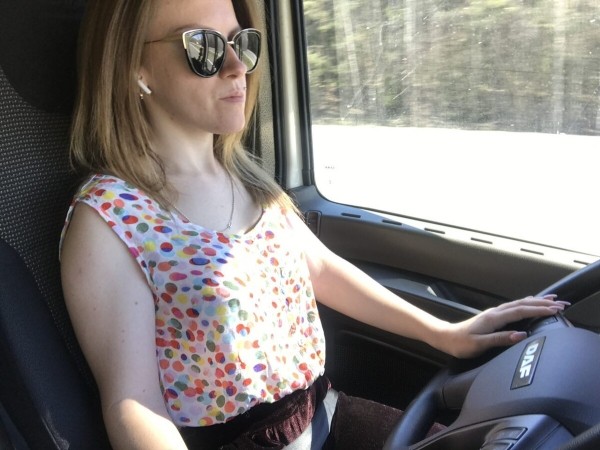 «Первое время работа вместе была адом!» Супруги пятый год живут в тесной кабине фуры и завели ещё собаку «Первое время работа вместе была адом!» Супруги пятый год живут в тесной кабине фуры и завели ещё собаку