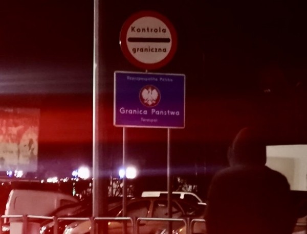 «Сейчас прайс за место — $500». Что происходит на границе накануне новогодних праздников «Сейчас прайс за место — $500». Что происходит на границе накануне новогодних праздников